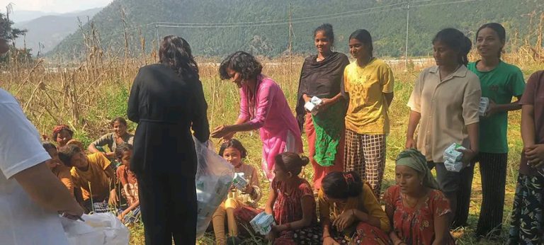 दैलेखको आठबीसका महिलालाई नि:शुल्‍क प्याड वितरण र जनचेतना