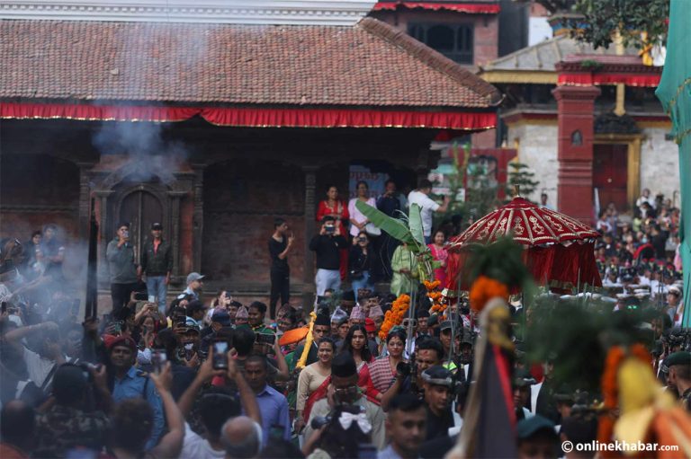 जीवित देवी कुमारीलाई दर्शनका लागि दरबार परिसरको मूलचोकमा राखियो