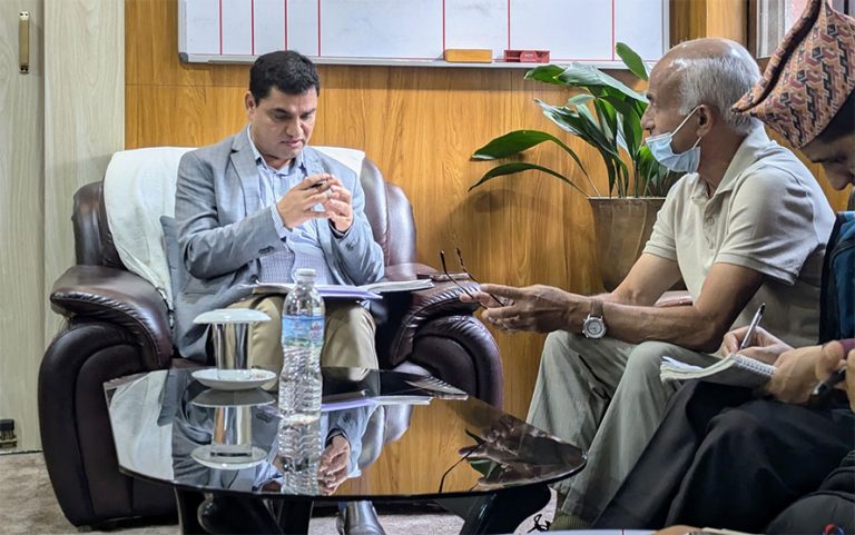 डा.केसीसँग स्वास्थ्यमन्त्रीले भने : स्वास्थ्य क्षेत्र सुधार प्रक्रिया अघि बढाएका छौं