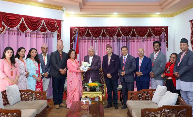 पत्रकारलाई राष्ट्रपतिले भने : विद्यार्थी विदेशिने प्रवृत्ति रोक्ने गरी कलम चलाउनुहोस्