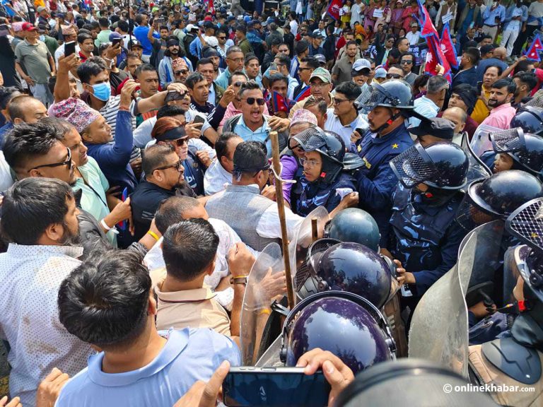 कास्कीमा निषेधाज्ञा तोडेर रास्वपाको प्रदर्शन, प्रहरीसँग धकेलाधकेल