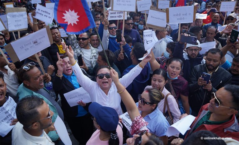 रवि पक्राउको विरोधमा रास्वपा कार्यकर्ता सडकमा (तस्वीरहरु)