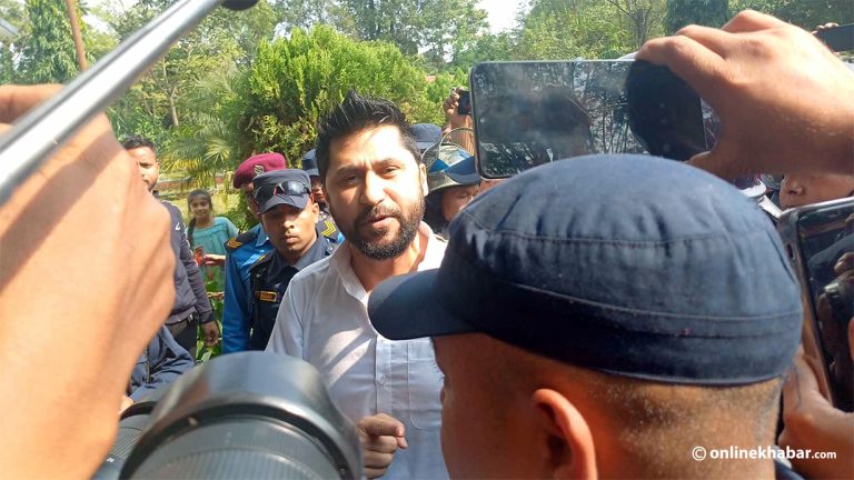 रास्वपा सभापति लामिछाने आज काठमाडौं अदालतमा उपस्थित हुँदै