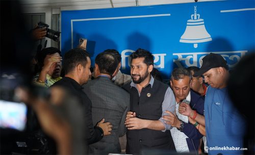 रवि लामिछानेलाई पोखरा ल्याइयो, आइतबार अदालतमा उपस्थित गराइने