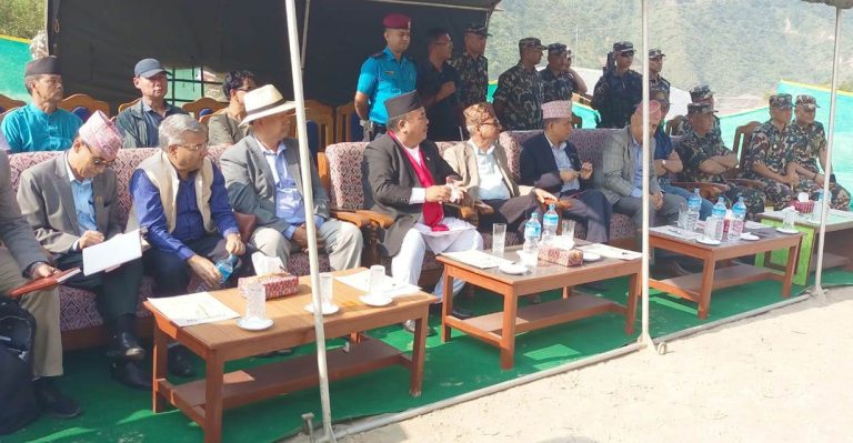 हेलिकप्टर चढेर सिन्धुली पुगे ३ मन्त्री