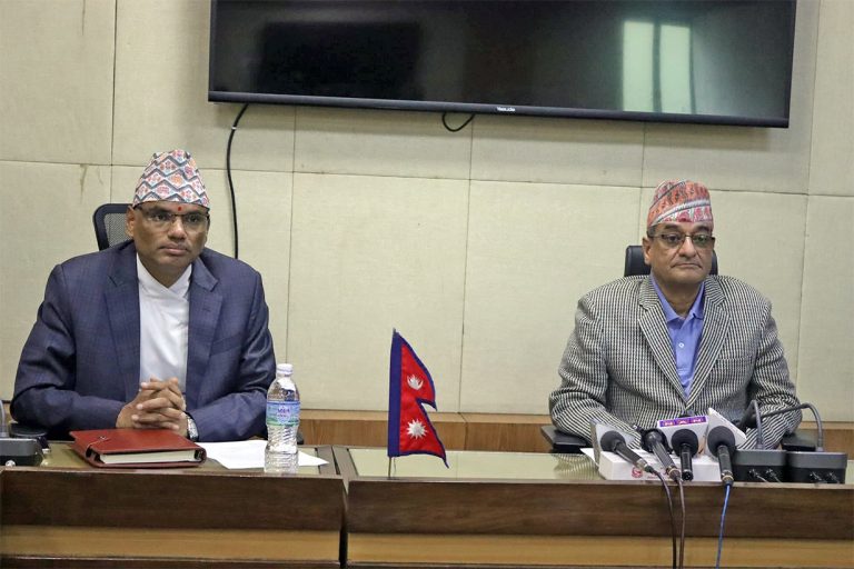 महिनौंदेखि गृहको ‘बरण्डा’मै थन्क्याइए सहसचिवहरु