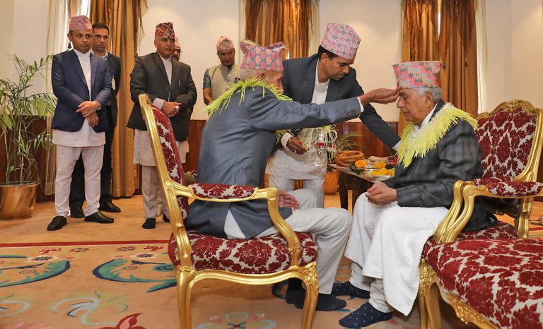 राष्ट्रपति पौडेलले लगाए दाजुको हातबाट टीका