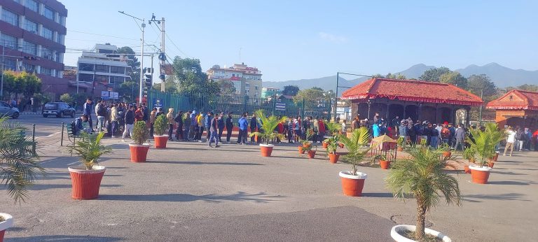 नेपाल–बंगलादेश उपाधि भिडन्त : टिकट काट्नेहरु बिहानैदेखि लाइनमा