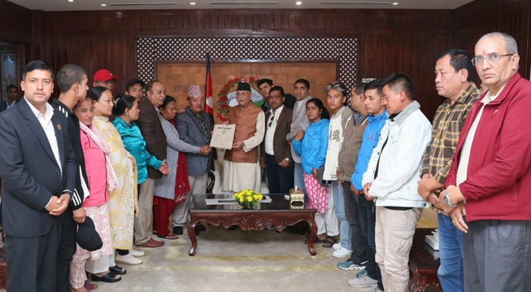 सिस्नेरी पहिरोमा पुरिएका ६ खेलाडीका परिवारले प्रधानमन्त्रीसँग भने : दोषीलाई कारबाही होस्