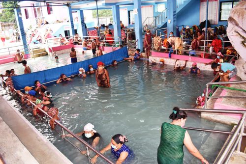 तातोपानी कुण्डमा स्नान गर्नेको संख्या बढ्‍यो