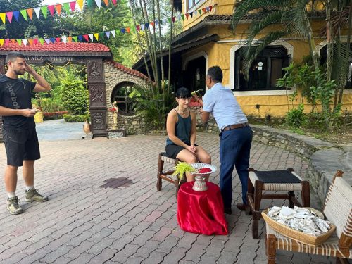 सौराहामा आएका पर्यटकले टीका र जमरा लगाएर मनाए दशैं