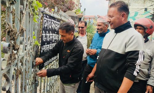कर्मचारीलाई भित्रै राखेर डीडीसीको दुध संकलन केन्द्र बनेपाको गेटमा ताला
