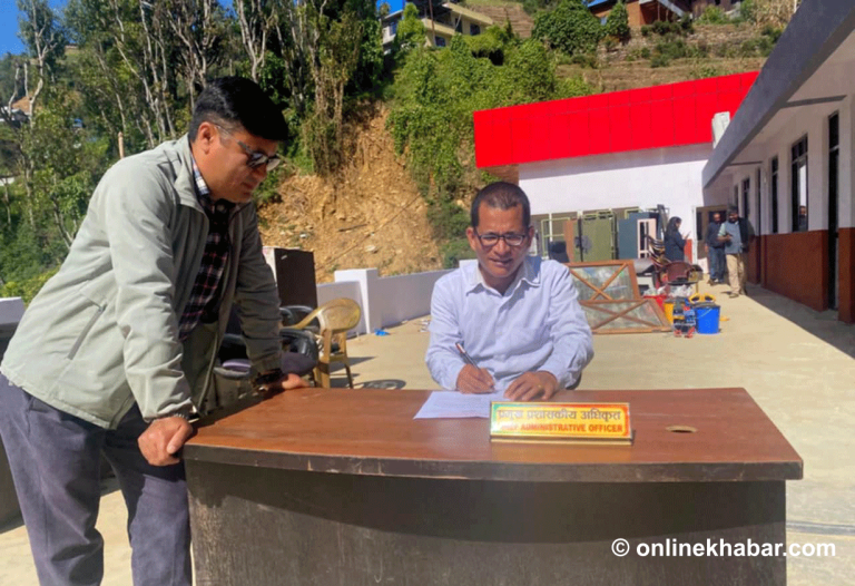 बाढीले क्षति पुर्‍याएपछि बेथानचोक गाउँपालिकाको सेवा छतबाटै