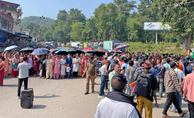 बालिका बलात्कारका दोषीलाई कारबाही माग गर्दै भालुबाङ बजार बन्द, राजमार्ग अवरुद्ध
