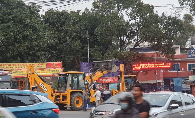 काठमाडौं महानगरका दुई डोजर प्रहरीले नियन्त्रणमा लियो