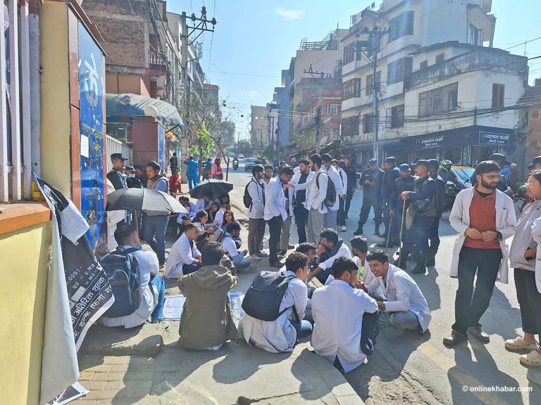 केएमसीका इन्टर्न डाक्टर आज पनि आन्दोलनमा (तस्वीरहरू)