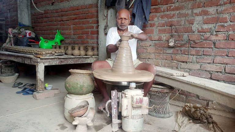 कुम्भकारलाई माटोका भाँडा बनाउन भ्याइनभ्याइ
