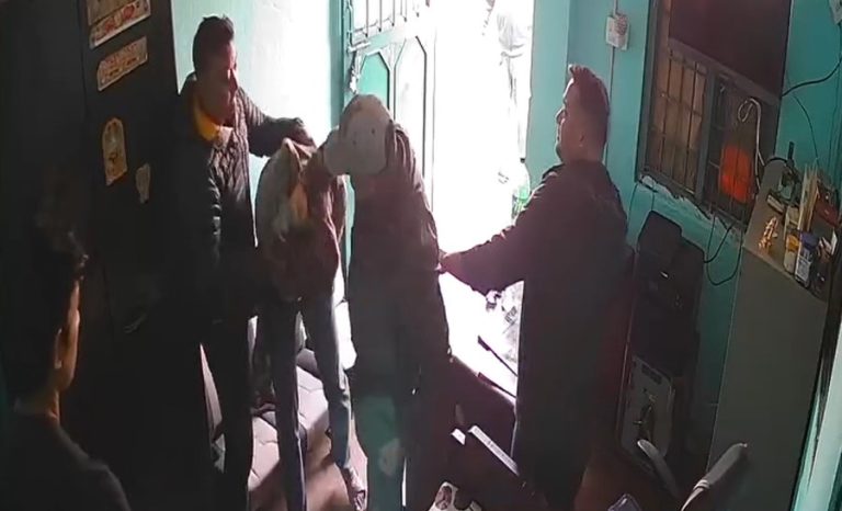 कवाडको ठेक्कामा कमिसन हत्याउन गुण्डागर्दी