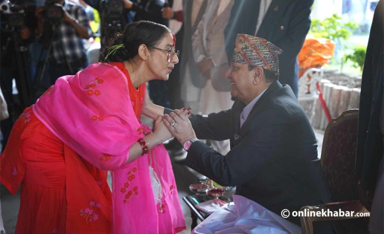 मनीषा कोइराला, नीति शाह, मिस नेपाल आस्माले पूर्वराजाबाट लगाए टीका