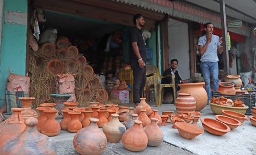 माटोका भाँडा बेचेर महिनाको ८० हजार कमाउँछन् सुरज