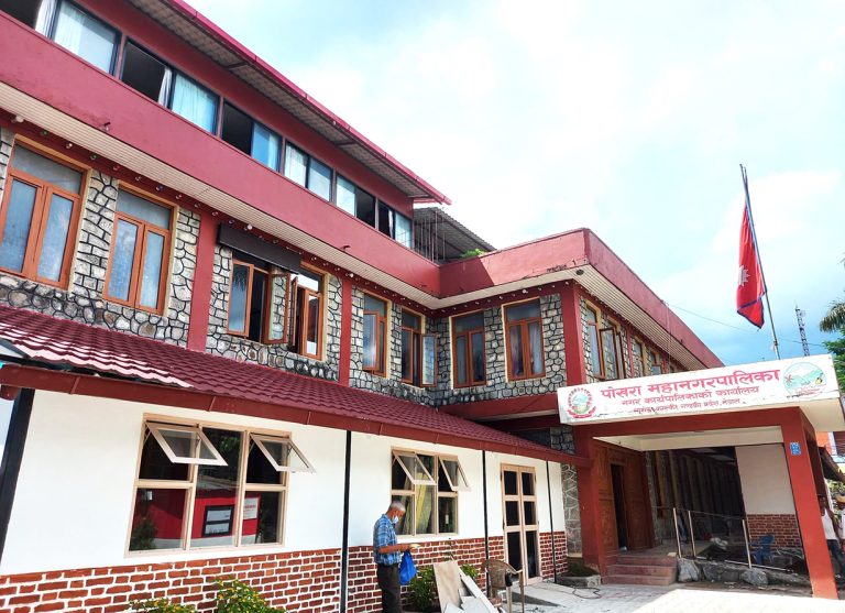 पोखरामा भद्रगोल कर्मचारी : ऐनविपरीत करारमा राख्न राजनीति, मेयर अनिर्णयको बन्दी