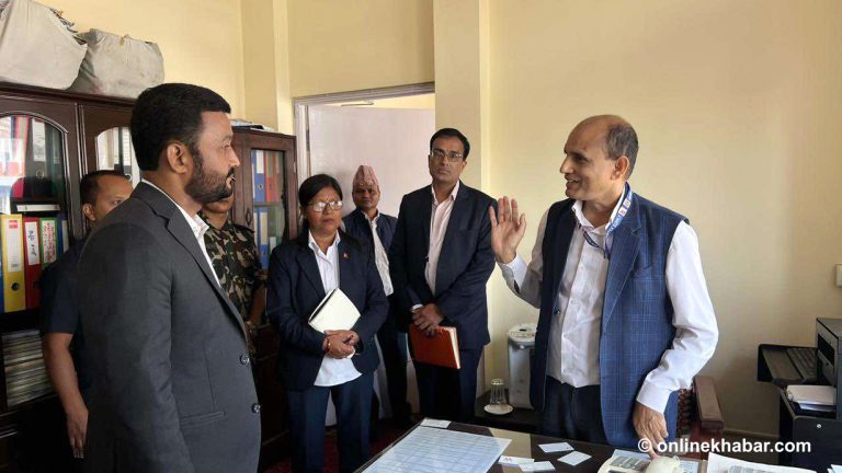खानेपानी मन्त्रीले मन्त्रालय र विभागमा छड्के अनुगमन गरे