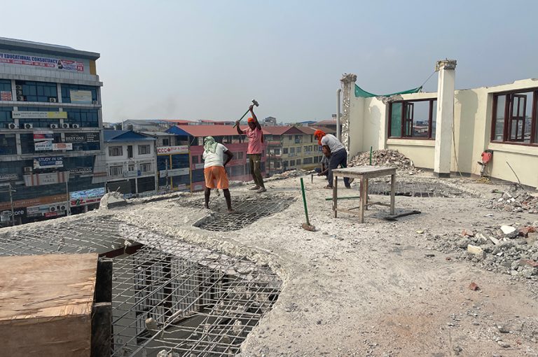 भरतपुर पुंगी खोला मापदण्डभित्रका संरचना घरधनीले आफैं भत्काउन थाले