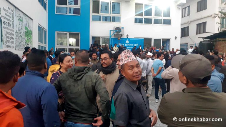 रवि पक्राउ पर्दा प्रधानमन्त्रीविरुद्ध नाराबाजी