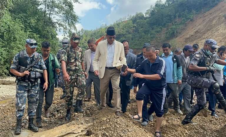 बाढी–पहिरो प्रभावित क्षेत्रमा पुगे गृहमन्त्री