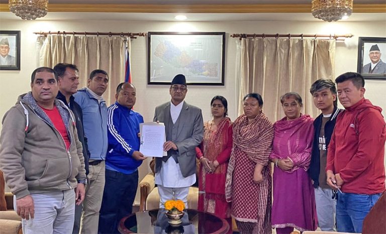 पहिरोमा मृत्यु भएका खेलाडीका परिवारले भेटे गृहमन्त्री