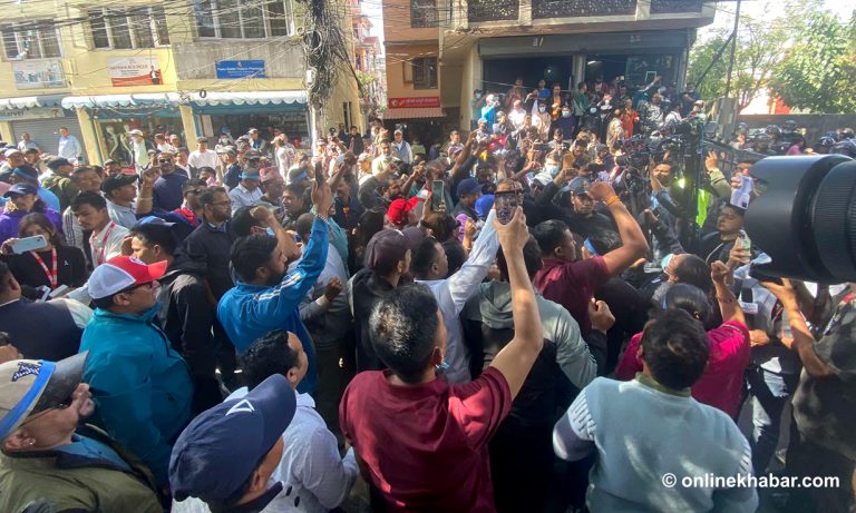 बालुवाटारमा रास्वपाको प्रदर्शन (तस्वीरहरू)