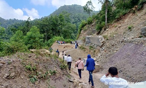 समयमा सडक बनेन, सास्ती खेप्दै जनता