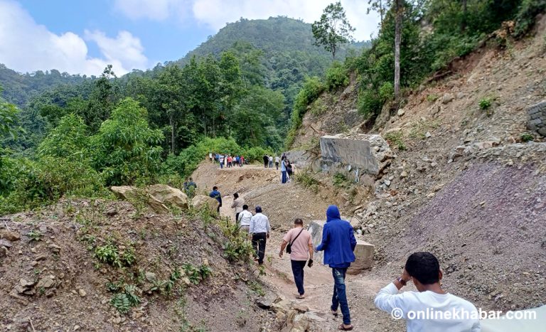 समयमा सडक बनेन, सास्ती खेप्दै जनता