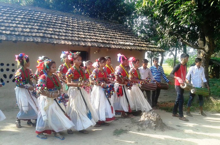 सखिया नाचमा झुम्दै कञ्चनपुरका थारू बस्ती