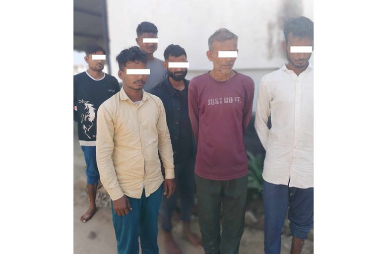 कैलालीमा साढे ४ लाखको अवैध सामानसहित ६ भारतीय पक्राउ