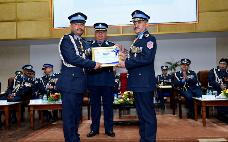 सुन तस्करी जाँचबुझ आयोगबाट कारबाही सिफारिस भएका थापा आईजीपीबाट सम्मानित