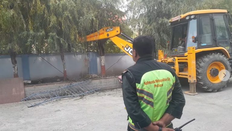 चक्रपथको जग्गा मिचेको भन्दै महानगरले भत्कायो कलंकी भाटभटेनी पर्खाल