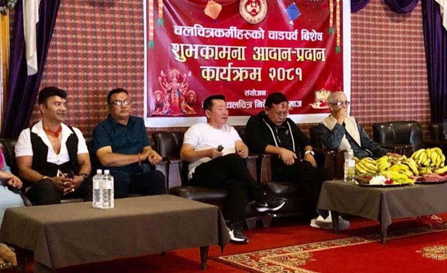 वरिष्ठ निर्देशक यादव खरेलबाट फिल्मकर्मीले लगाए टीका