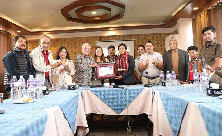 फुटबलर अमिसालाई १ लाख नगदसहित सम्मान