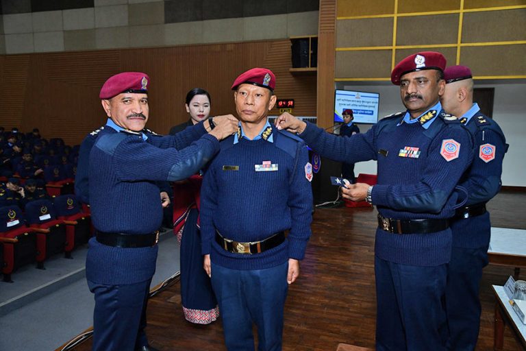 बढुवा भएका दुई एआईजीलाई दर्ज्यानी चिन्ह प्रदान