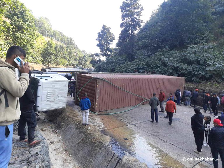 चुरियामाई उकालोमा कन्टेनर पल्टिँदा पूर्वपश्चिम राजमार्ग अवरुद्ध