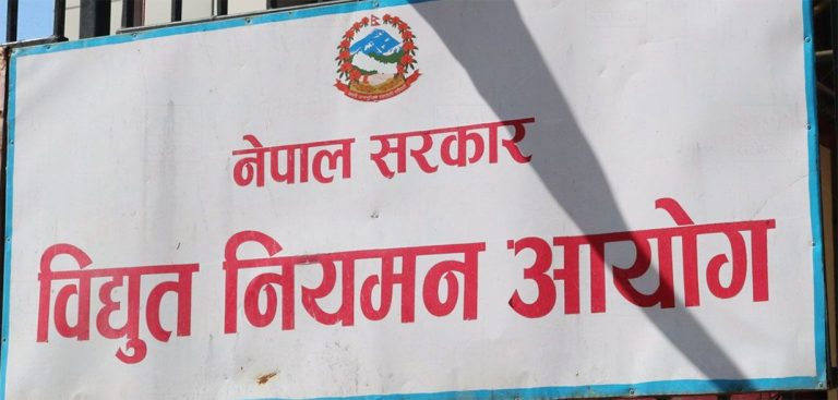नियमन आयोगले कुलमान घिसिङलाई फेरि भन्यो : उद्योगहरूको लाइन काट्न मिल्दैन