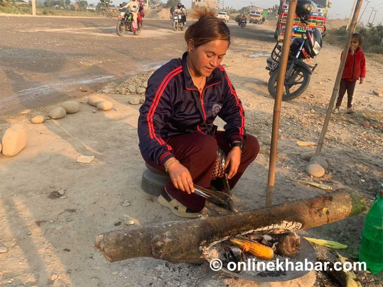 ‘छोराछोरीलाई दुई छाक खुवाउन, मैले सधैं धुवाँ–धूलो खानुपर्छ’ 
