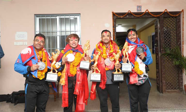 पदक विजेता ४ जना नेपाली बडीबिल्डरलाई विमानस्थलमा स्वागत