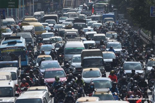 प्रदर्शनले काठमाडौंको ट्राफिक अस्तव्यस्त (तस्वीरहरू)
