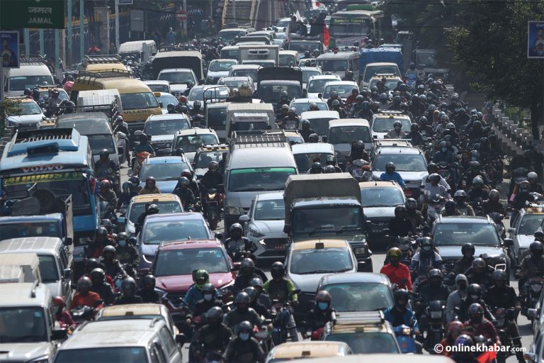 प्रदर्शनले काठमाडौंको ट्राफिक अस्तव्यस्त (तस्वीरहरू)