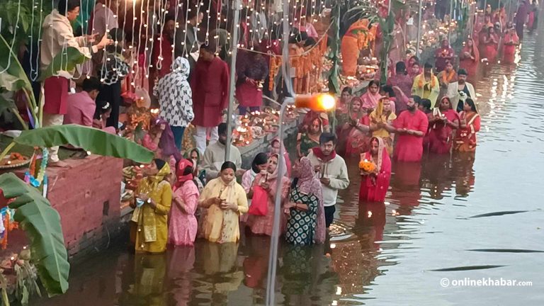 छठको अन्तिम दिन उदाउँदो सूर्यलाई दिइयो अर्घ