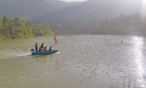 पर्यटकीय गन्तव्य बन्दै दाङको धारापानी, एकै दिन पुगे २२ वनभोज टोली     