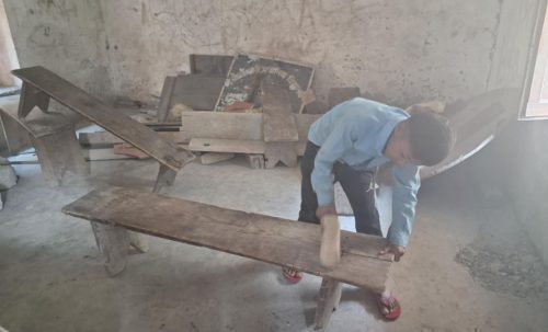 स्कुलमा छैनन् सद्दे डेस्कबेञ्च, भुईंमै बसेर पढ्छन् विद्यार्थी