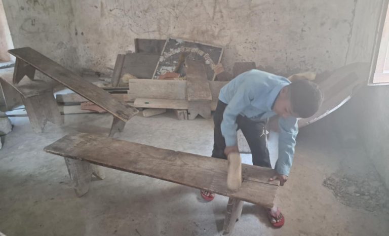 स्कुलमा छैनन् सद्दे डेस्कबेञ्च, भुईंमै बसेर पढ्छन् विद्यार्थी